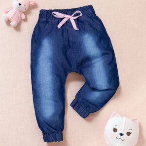 calça jeans jogger bebê lavagem escura e cordão rosa